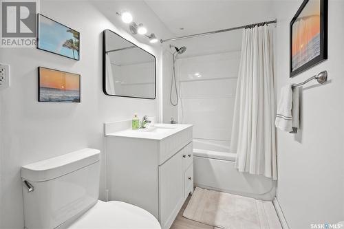 1606 Grosvenor Avenue, Saskatoon, SK - Indoor Photo Showing Bathroom