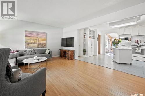 1606 Grosvenor Avenue, Saskatoon, SK - Indoor Photo Showing Living Room