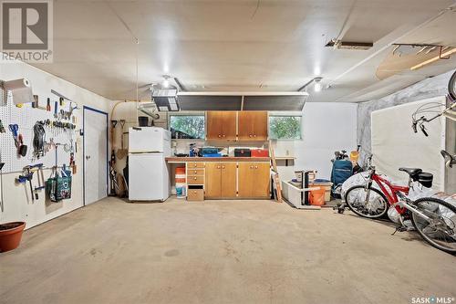 1606 Grosvenor Avenue, Saskatoon, SK - Indoor Photo Showing Garage