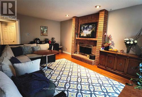 40 Ashdown Crescent, Richmond Hill, ON - Indoor Photo Showing Living Room With Fireplace