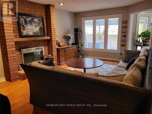 40 Ashdown Crescent, Richmond Hill, ON - Indoor Photo Showing Living Room With Fireplace