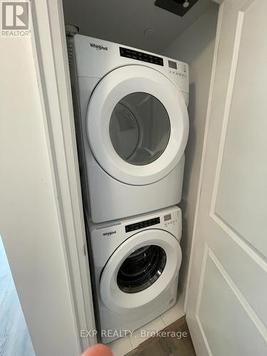 1506 - 20 Gatineau Drive, Vaughan, ON - Indoor Photo Showing Laundry Room