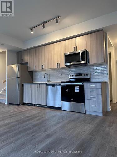 Th16 - 4005 Hickory Drive, Mississauga, ON - Indoor Photo Showing Kitchen With Stainless Steel Kitchen