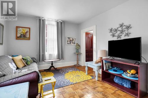 10 Mcclary Avenue, London, ON - Indoor Photo Showing Living Room