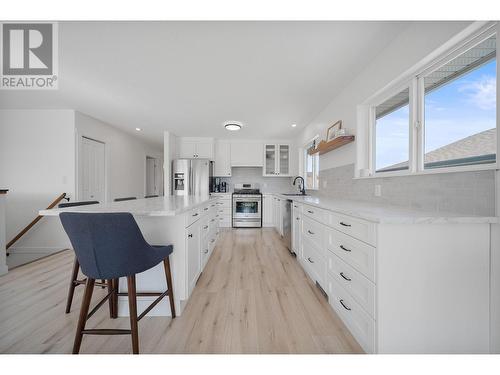 1114 Raven Drive, Kamloops, BC - Indoor Photo Showing Kitchen With Upgraded Kitchen