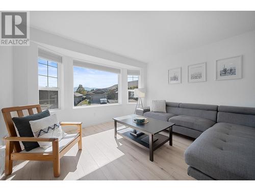 1114 Raven Drive, Kamloops, BC - Indoor Photo Showing Living Room