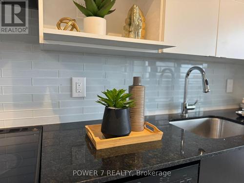 614 - 120 Varna Drive, Toronto, ON - Indoor Photo Showing Kitchen