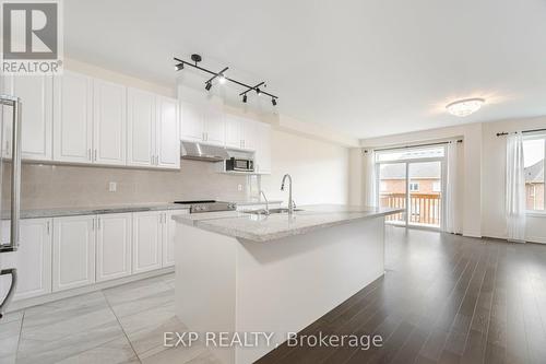 32 Richard Boyd Drive, East Gwillimbury, ON - Indoor Photo Showing Kitchen With Upgraded Kitchen