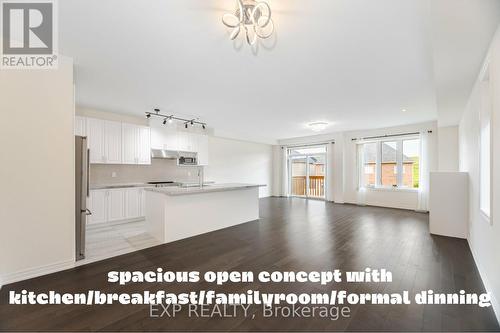 32 Richard Boyd Drive, East Gwillimbury, ON - Indoor Photo Showing Kitchen