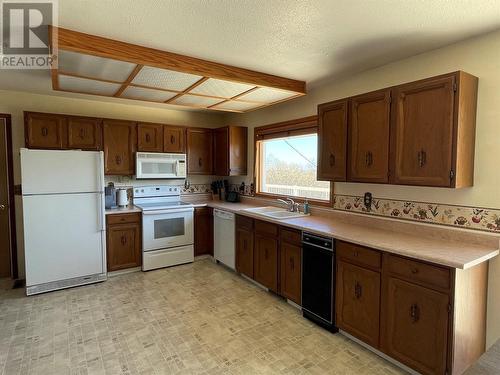 13357 Trail Way, Dawson Creek, BC - Indoor Photo Showing Kitchen With Double Sink