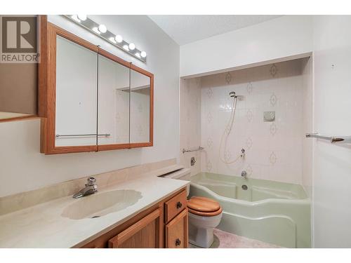 983 Bernard Avenue Unit# 201, Kelowna, BC - Indoor Photo Showing Bathroom