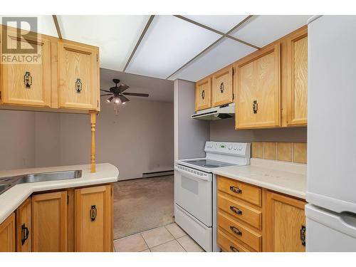 983 Bernard Avenue Unit# 201, Kelowna, BC - Indoor Photo Showing Kitchen