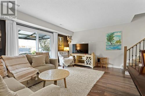 4350 Henry Avenue, Lincoln, ON - Indoor Photo Showing Living Room