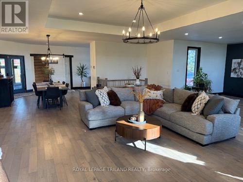 14678 Ten Mile Road, Middlesex Centre (Ilderton), ON - Indoor Photo Showing Living Room