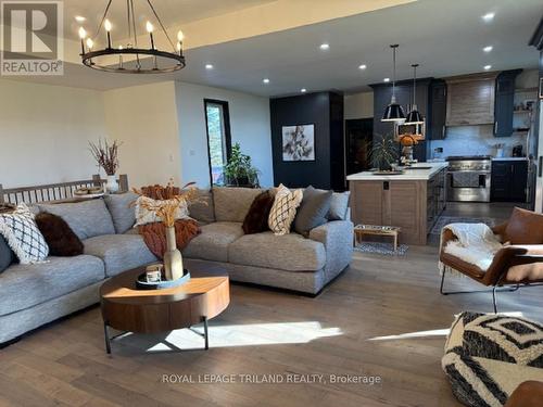 14678 Ten Mile Road, Middlesex Centre (Ilderton), ON - Indoor Photo Showing Living Room