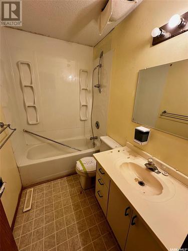 135 Halifax Street, Regina, SK - Indoor Photo Showing Bathroom