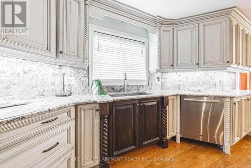 6 Laing Court, Puslinch, ON - Indoor Photo Showing Kitchen With Upgraded Kitchen