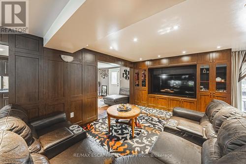 6 Laing Court, Puslinch, ON - Indoor Photo Showing Living Room