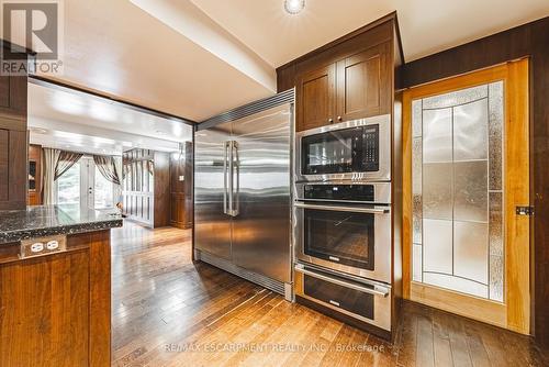 6 Laing Court, Puslinch, ON - Indoor Photo Showing Kitchen With Stainless Steel Kitchen