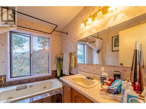 223 Sunnybrook Drive, Okanagan Falls, BC - Indoor Photo Showing Bathroom