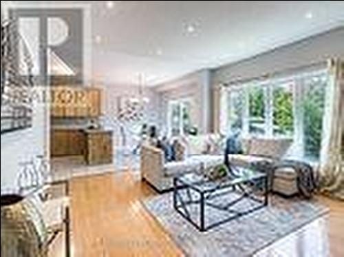 121 Stonechurch Crescent, Markham, ON - Indoor Photo Showing Living Room