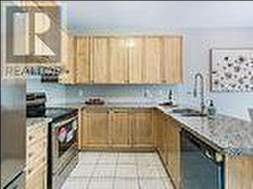 121 Stonechurch Crescent, Markham, ON - Indoor Photo Showing Kitchen With Double Sink