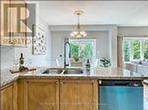 121 Stonechurch Crescent, Markham, ON - Indoor Photo Showing Kitchen With Double Sink