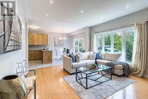 121 Stonechurch Crescent, Markham, ON - Indoor Photo Showing Living Room