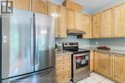 121 Stonechurch Crescent, Markham, ON - Indoor Photo Showing Kitchen