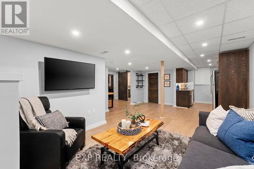 330 Irene Drive, Georgina, ON - Indoor Photo Showing Living Room