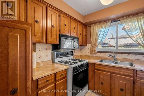 281 Chalfield Lane, Mississauga, ON - Indoor Photo Showing Kitchen With Double Sink