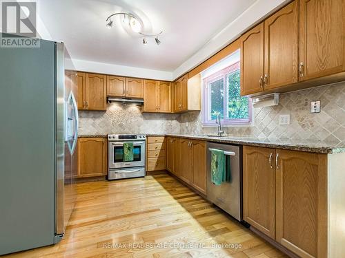 521 Nanak Road, Mississauga, ON - Indoor Photo Showing Kitchen With Stainless Steel Kitchen With Double Sink