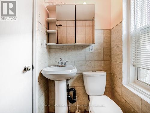 113 Tisdale Street N, Hamilton, ON - Indoor Photo Showing Bathroom