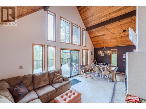 175 Porcupine Road, Oliver, BC - Indoor Photo Showing Living Room