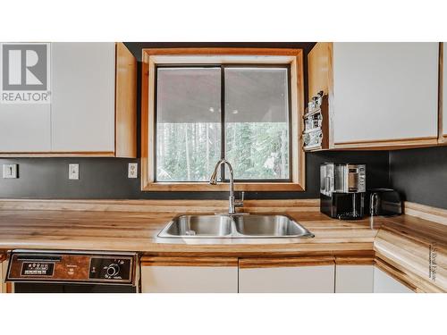 175 Porcupine Road, Oliver, BC - Indoor Photo Showing Kitchen With Double Sink