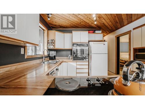 175 Porcupine Road, Oliver, BC - Indoor Photo Showing Kitchen