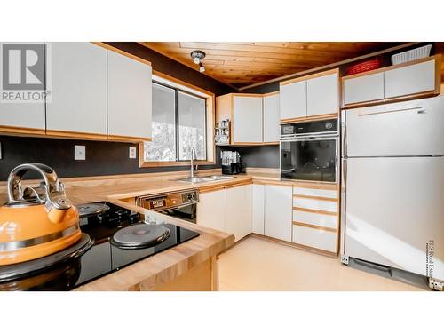 175 Porcupine Road, Oliver, BC - Indoor Photo Showing Kitchen With Double Sink