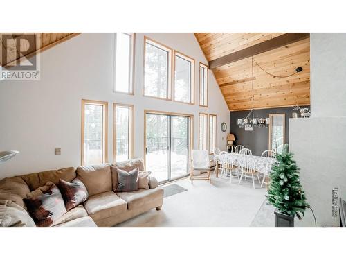 175 Porcupine Road, Oliver, BC - Indoor Photo Showing Living Room