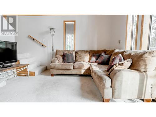 175 Porcupine Road, Oliver, BC - Indoor Photo Showing Living Room