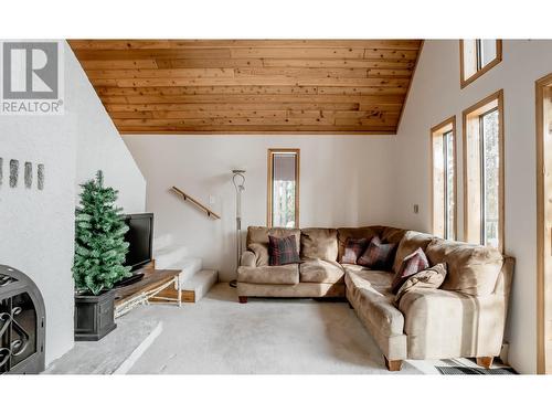 175 Porcupine Road, Oliver, BC - Indoor Photo Showing Living Room