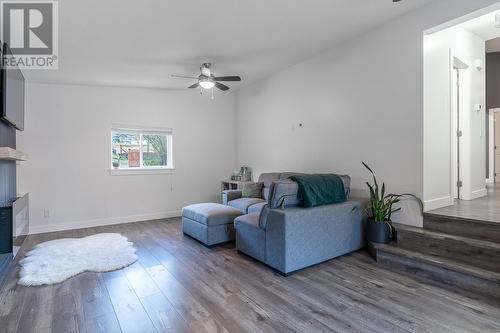 4349 Yellowhead Highway, Kamloops, BC - Indoor Photo Showing Living Room