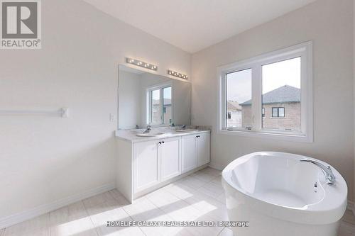 1296 Klondike Drive, Oshawa, ON - Indoor Photo Showing Bathroom