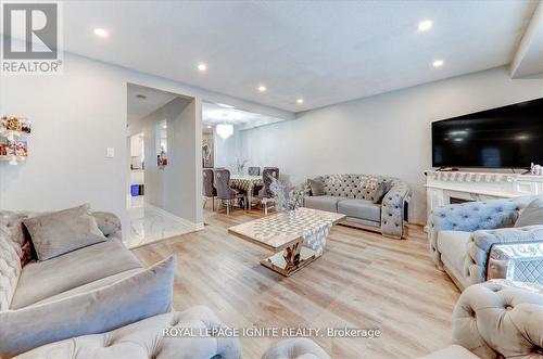 327 Phillip Murray Avenue, Oshawa, ON - Indoor Photo Showing Living Room