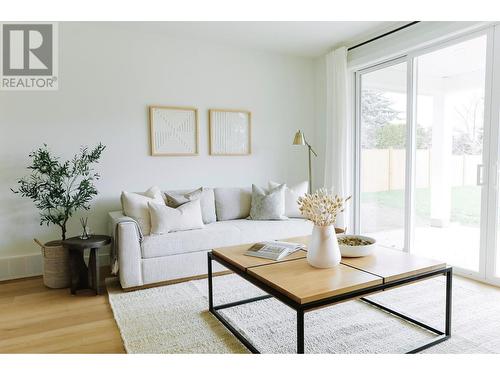 1522 Wharf Street, Summerland, BC - Indoor Photo Showing Living Room