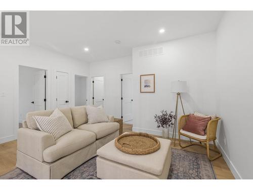 1522 Wharf Street, Summerland, BC - Indoor Photo Showing Living Room