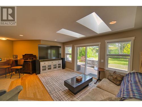 3425 Preston Road, West Kelowna, BC - Indoor Photo Showing Living Room