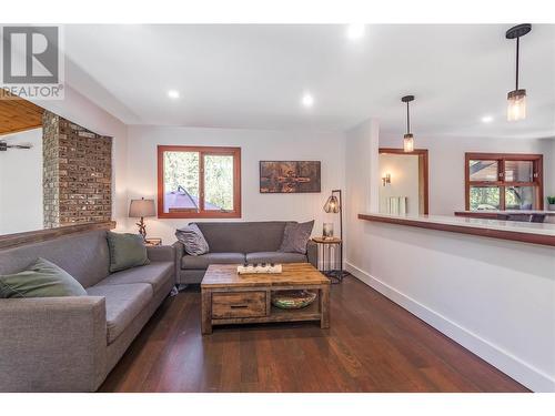 12474 Greystokes Road, Kelowna, BC - Indoor Photo Showing Living Room