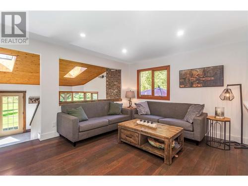 12474 Greystokes Road, Kelowna, BC - Indoor Photo Showing Living Room