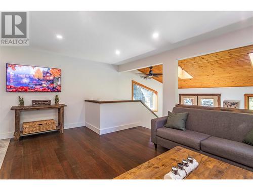 12474 Greystokes Road, Kelowna, BC - Indoor Photo Showing Living Room