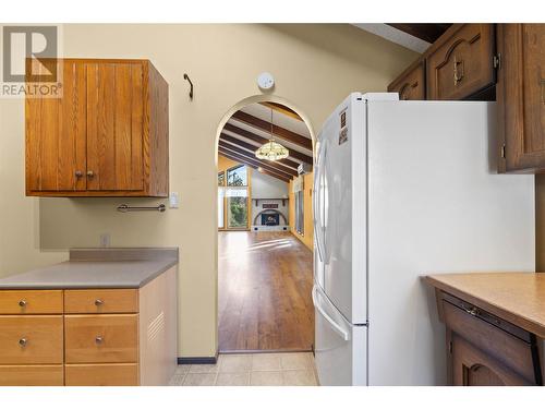 5261 35 Street Ne, Salmon Arm, BC - Indoor Photo Showing Kitchen